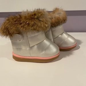 Snow boots